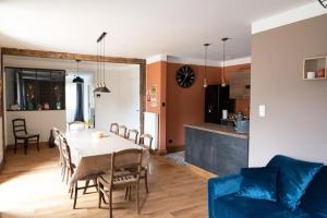 een eetkamer en een keuken met een tafel en stoelen bij Gîte de l'Abeille 