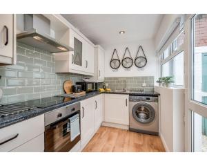 Dapur atau dapur kecil di Central Belfast Apartments BELFAST WORK-REST-PLAY R&R