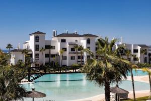 Bazén v ubytovaní Luxurious Apartment at Estepona Hills with stunning views alebo v jeho blízkosti