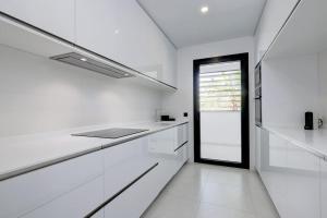 Kuchyňa alebo kuchynka v ubytovaní Luxurious Apartment at Estepona Hills with stunning views