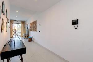 Televízia a/alebo spoločenská miestnosť v ubytovaní Luxurious Apartment at Estepona Hills with stunning views