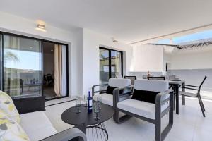 Posedenie v ubytovaní Luxurious Apartment at Estepona Hills with stunning views