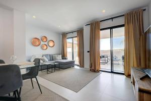 Posedenie v ubytovaní Luxurious Apartment at Estepona Hills with stunning views