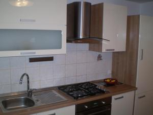 Il comprend une cuisine équipée d'un évier et d'une cuisinière. four supérieur dans l'établissement Apartment in Novi Vinodolski with air conditioning, WiFi, washing machine 3541-4, à Novi Vinodolski