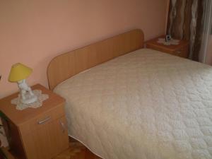 - une chambre avec un lit et une lampe sur une table de chevet dans l'établissement Apartment in Novi Vinodolski with air conditioning, WiFi, washing machine 3541-4, à Novi Vinodolski
