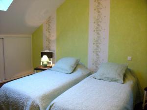 2 camas en una habitación con paredes verdes en Les rosieres, 
