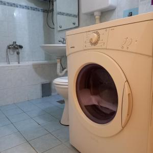 y baño con aseo y lavadora. en RIVIJERA LAKES, en Belgrado