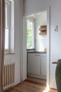 una cocina con armarios blancos y una ventana en City Apartment in berühmter Lage, en Hildesheim