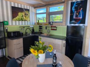 Kuchyňa alebo kuchynka v ubytovaní La Casa del Vino, Lichtdurchflutete Villa mit Pool, atemberaubender Meerblick