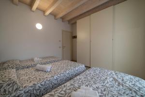 1 dormitorio con 2 camas individuales en una habitación en #Franciacortalovers, en Rodengo Saiano