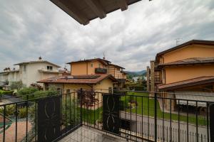 Algunas casas tienen balcón con vistas. en #Franciacortalovers, en Rodengo Saiano