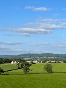 a green field with trees and houses in the distance at Stunning 1-Bed in Bruton Somerset stunning views in Bruton