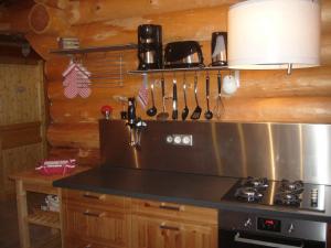 uma cozinha com um fogão e uma bancada em La fuste ardennaise em Haybes