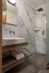 トロニにあるStudio Giannisのバスルーム(洗面台、鏡付)