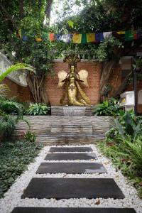 Giardino di Hotel Thrive, A Tropical Courtyard