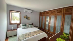 sypialnia z łóżkiem i oknem w obiekcie ALOJAMENTO SAUDADE w mieście Gafanha da Boa Hora