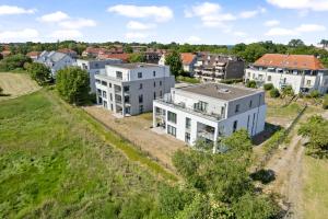 eine Luftansicht einer Stadt mit Häusern in der Unterkunft Weiße Villen Weiße Villen 1-11 in Boltenhagen