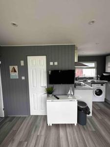 Kuchyň nebo kuchyňský kout v ubytování Beautiful Chalet, 18 Cordova, Selsey Country Club