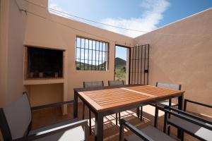 - une salle à manger avec une table et des chaises en bois dans l'établissement Casa Toril Cabo de Gata, à El Pozo de los Frailes