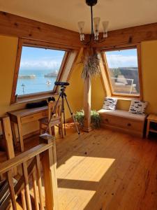 uma sala de estar com vista para o oceano em Unique 2BD Apartment Folkestone Harbour em Kent