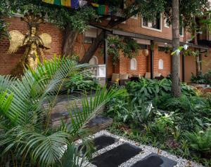 Giardino di Hotel Thrive, A Tropical Courtyard