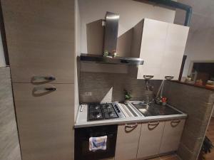 eine kleine Küche mit Herd und Spüle in der Unterkunft Appartamento Alba Gradoli - Lago di Bolsena in Gradoli