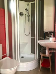uma casa de banho com um chuveiro e um lavatório. em Beltes Guest House em Jūrmala
