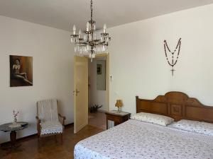 特爾尼的住宿－Casa Graziana，一间卧室配有一张床和一个吊灯