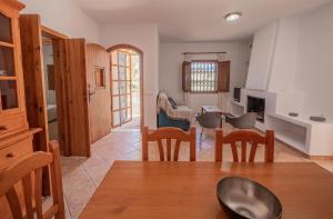 een keuken en een woonkamer met een tafel en stoelen bij Casa Toril Cabo de Gata in El Pozo de los Frailes