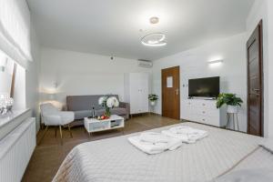 - une chambre avec un lit et 2 serviettes dans l'établissement Hotel Kosmowski, à Września