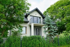 una casa blanca con techo negro en Siedlisko Czerniówka, 