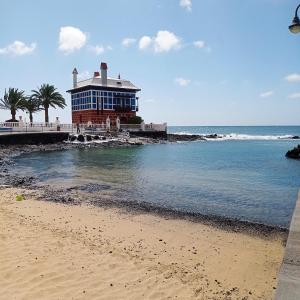 ein Gebäude am Strand neben dem Meer in der Unterkunft Apartamento Arcoiris in Arrieta