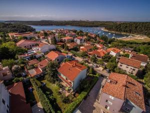 - une vue aérienne sur une petite ville avec une rivière dans l'établissement Apartment in Banjole with balcony, air conditioning, WiFi 4211-1, à Banjole