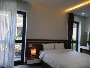 Thôn Trường Giang的住宿－Ourhome，一间卧室设有一张床和一个大窗户