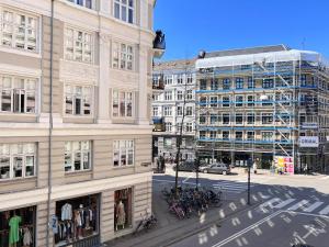 une vue aérienne sur une rue de la ville avec des bâtiments dans l'établissement Apartment Located In Cozy Area Of Copenhagen 2, à Copenhague