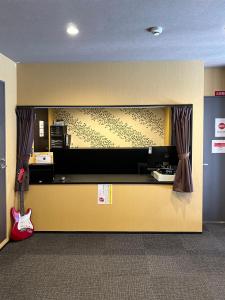 a room with a counter with a yellow wall at Miro京都二条城ホテル in Kyoto