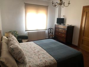 1 dormitorio con 1 cama, vestidor y ventana en El Cortijo en Villalgordo del Jucar