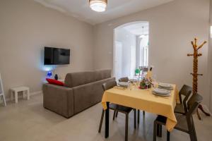 uma sala de estar com uma mesa e um sofá em CasaSmeraldo em Rio Marina