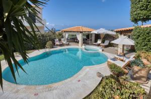 una piscina en medio de un patio en Villa Melissa by Estia, en Hersonissos