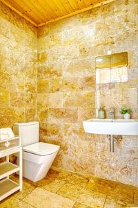 Koupelna v ubytování Amazing Duplex at Alfama + 25 fotografií