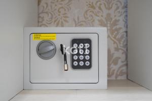 un dispositivo electrónico con un mando a distancia en una caja en Koti Rentals - Colina Park, en Mijas