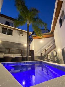 une villa avec une piscine la nuit dans l'établissement Flats Morro de São Paulo, à Morro de São Paulo