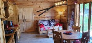 Posezení v ubytování Chez LAVALOU Gîte 4* chaleureux en bois