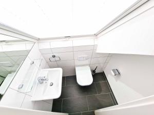 ein Bad mit einem Waschbecken und einem WC in der Unterkunft De Möhlenkieker 4 in Greetsiel