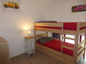 1 Schlafzimmer mit 2 Etagenbetten und einem Tisch mit einer Lampe in der Unterkunft La grange 
