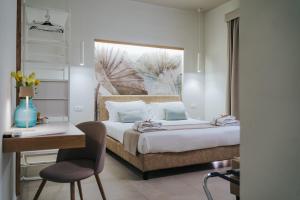 una camera con letto, scrivania e sedia di Villa Sece - Luxury Rooms a Agrigento