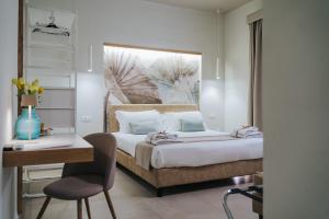 um quarto com uma cama, uma secretária e uma cadeira em Villa Sece - Luxury Rooms em Agrigento