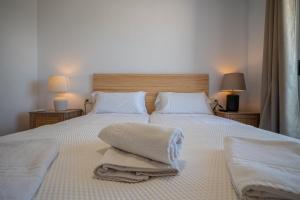 a bedroom with two beds with towels on them at Apartamento de la Bahía 33 in San José +11 photos