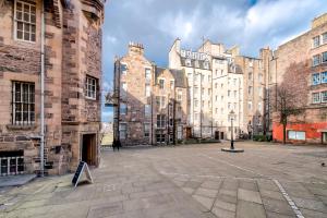 un patio vacío en una ciudad vieja con edificios altos en Pass the Keys Modern 3 Bed Flat on the Historic Royal Mile, en Edimburgo