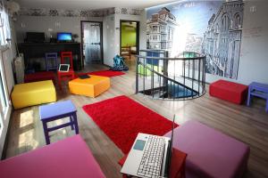 soggiorno con mobili colorati e computer portatile di Hostel Bed&Coffee 360° a Belgrado